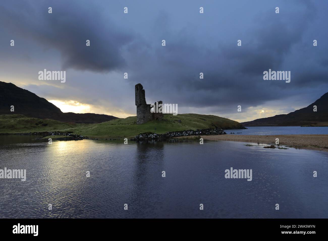 Coucher de soleil vue sur le château d'Ardvreck sur le Loch Assynt, Sutherland, Nord-Ouest de l'Écosse, Royaume-Uni Banque D'Images