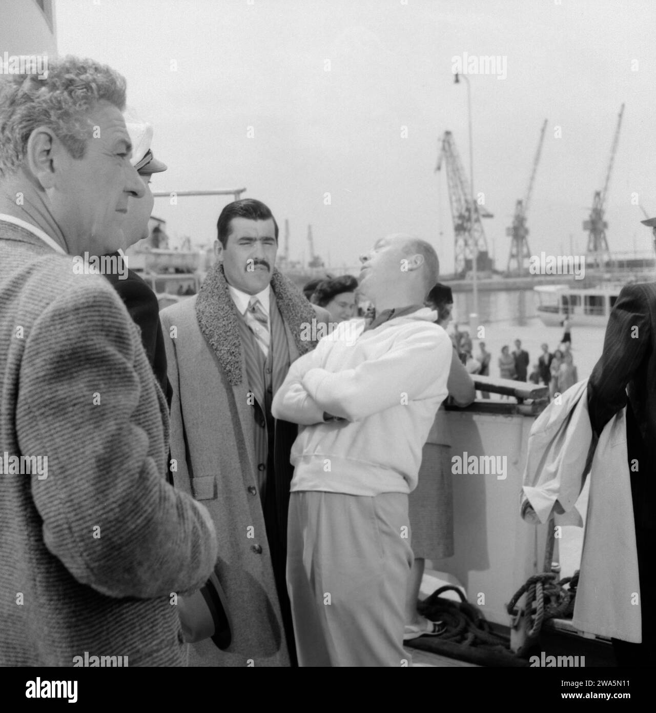 Schachnovelle, alias Brainwashed, Spielfilm nach dem gleichnamigen Roman von Stefan Zweig, Deutschland 1960, Regisseur Gerd Oswald (rechts), Darsteller : Alan Gifford, Jan Hendriks, Mario Adorf Banque D'Images