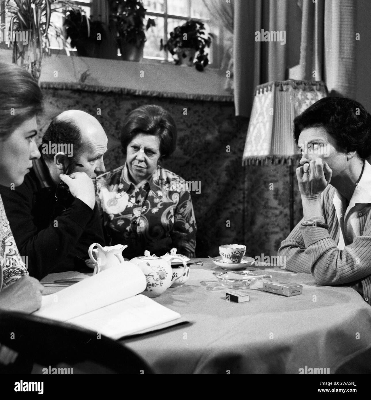 Dreißig Silberlinge, Fernsehfilm, Deutschland 1971, Regisseur iLO von Janko (Glatze) BEI der Szenenbesprechung mit den Darstellerinnen Brigitte Mira und Agnes Fink Banque D'Images