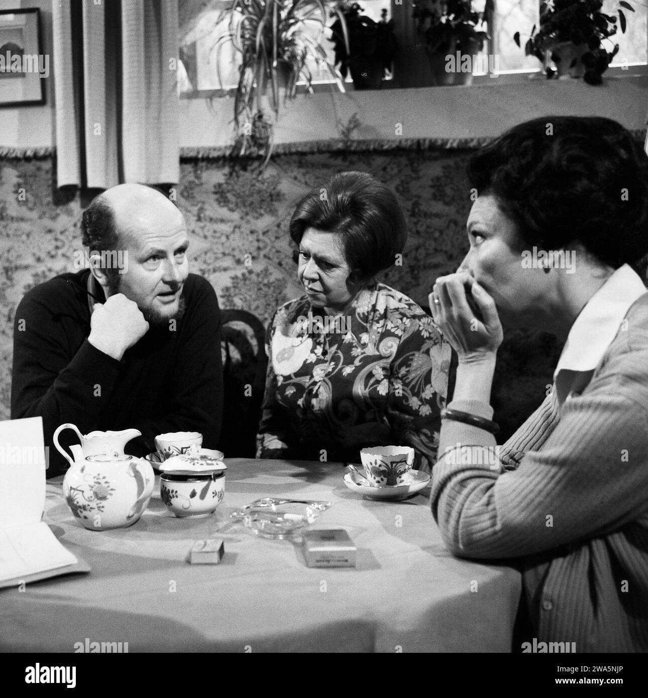 Dreißig Silberlinge, Fernsehfilm, Deutschland 1971, Regisseur iLO von Janko (Glatze) BEI der Szenenbesprechung mit den Darstellerinnen Brigitte Mira und Agnes Fink Banque D'Images