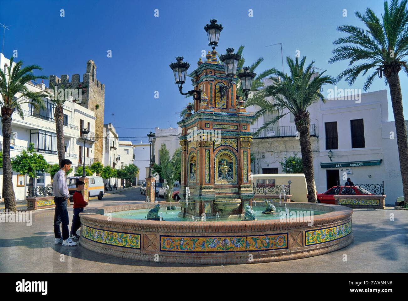 Fontaine de la Plaza de España, place centrale de Vejer da la Frontera, Andalousie, province de Cadix, Espagne Banque D'Images
