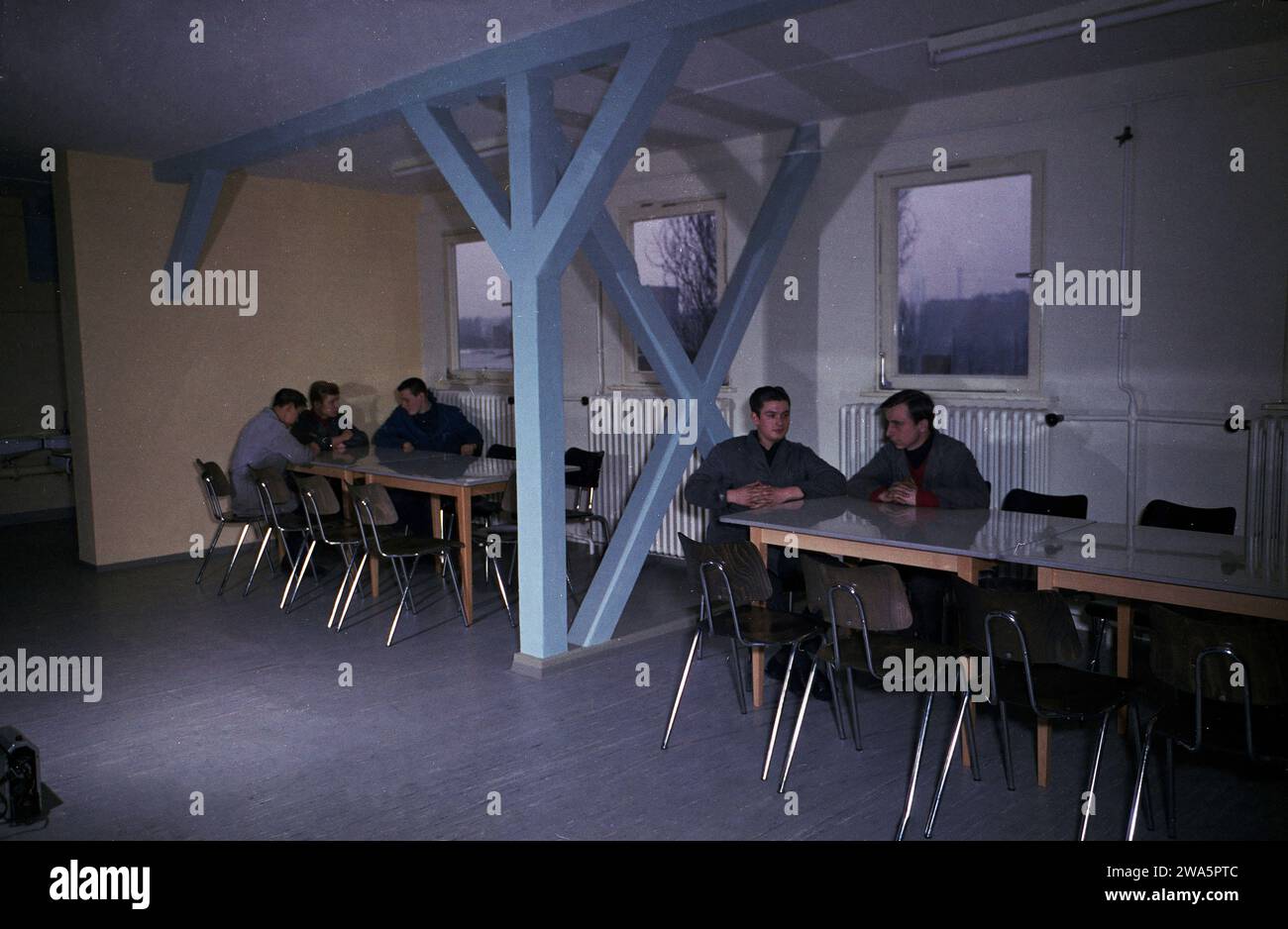 Original-Bildunterschrift : Deutsche Vergaser Gesellschaft mbH, hier : Auszubildende BEI einer Pause im Aufenthaltsraum für Lehrlinge, Berlin, Deutschland 1964. Banque D'Images