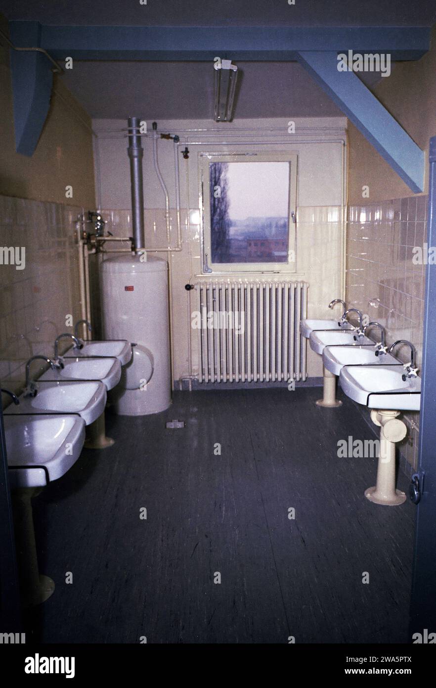 Original-Bildunterschrift : Deutsche Vergaser Gesellschaft mbH, hier : Waschraum neben dem Aufenthaltsraum für Lehrlinge, Berlin, Deutschland 1964. Banque D'Images