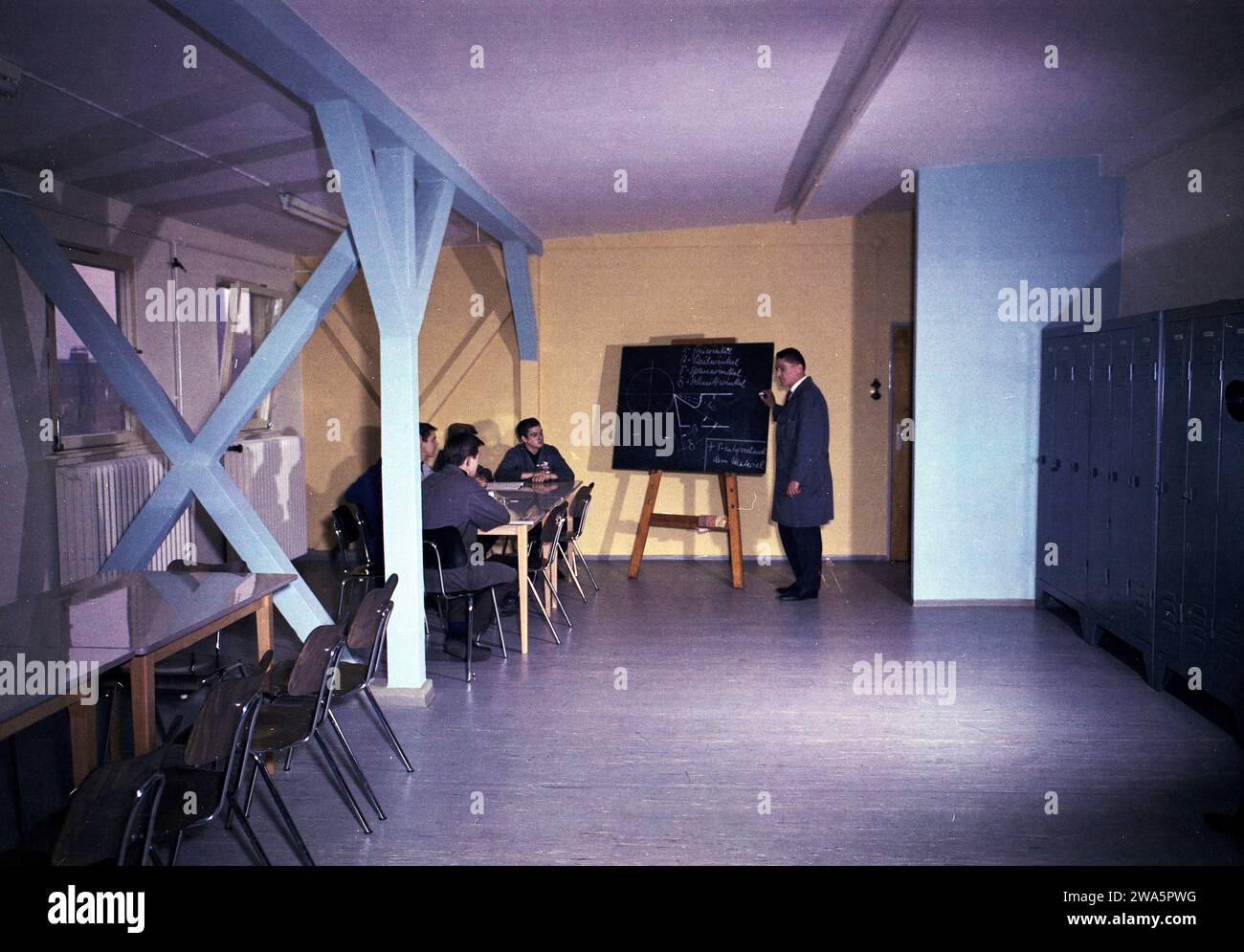 Original-Bildunterschrift : Deutsche Vergaser Gesellschaft mbH, hier : Auszubildende beim Unterricht im Aufenthaltsraum für Lehrlinge, Berlin, Deutschland 1964. Banque D'Images