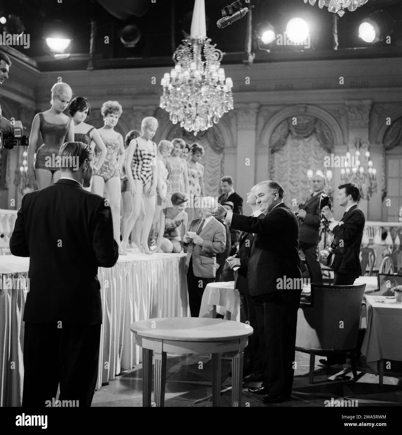 Conny und Peter machen Musik, Schlagerfilm, Deutschland 1960, Regie : Werner Jacobs, Darsteller : Kurt Großkurth und die Damen der Misswahl Banque D'Images