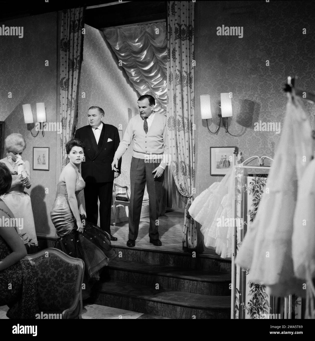 Conny und Peter machen Musik, Schlagerfilm, Deutschland 1960, Regisseur Werner Jacobs (Bildmitte), Darsteller : Gudrun Schmidt, Kurt Großkurth Banque D'Images