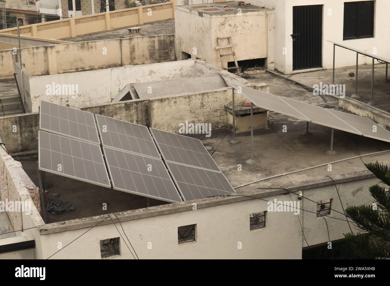 panneaux solaires installés sur le toit pour économiser l'énergie Banque D'Images