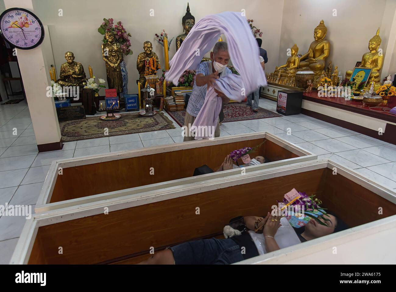 Les dévots bouddhistes se trouvent dans des cercueils pour effectuer une cérémonie de résurrection au temple Wat Bang Na Nai. Une cérémonie de résurrection est un rituel annuel du nouvel an pour la croyance, et l'adorateur ressuscité est purifié de son mauvais karma et sera béni avec la bonne fortune et la santé dans le nouvel an. (Photo de Peerapon Boonyakiat / SOPA image/Sipa USA) Banque D'Images