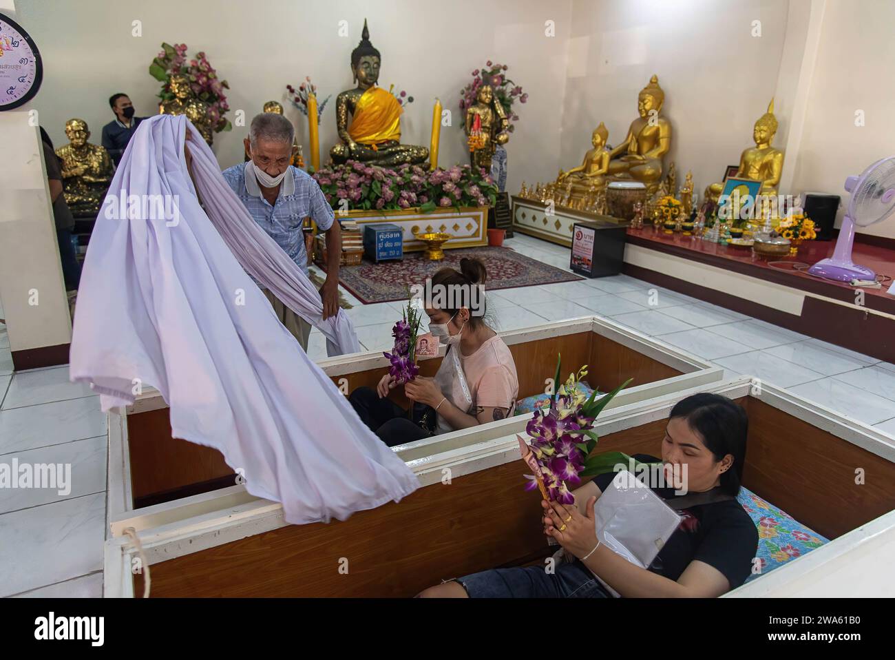 Bangkok, Thaïlande. 02 janvier 2024. Les dévots bouddhistes se trouvent dans des cercueils pour effectuer une cérémonie de résurrection au temple Wat Bang Na Nai. Une cérémonie de résurrection est un rituel annuel du nouvel an pour la croyance, et l'adorateur ressuscité est purifié de son mauvais karma et sera béni avec la bonne fortune et la santé dans le nouvel an. (Photo de Peerapon Boonyakiat/SOPA image/Sipa USA) crédit : SIPA USA/Alamy Live News Banque D'Images