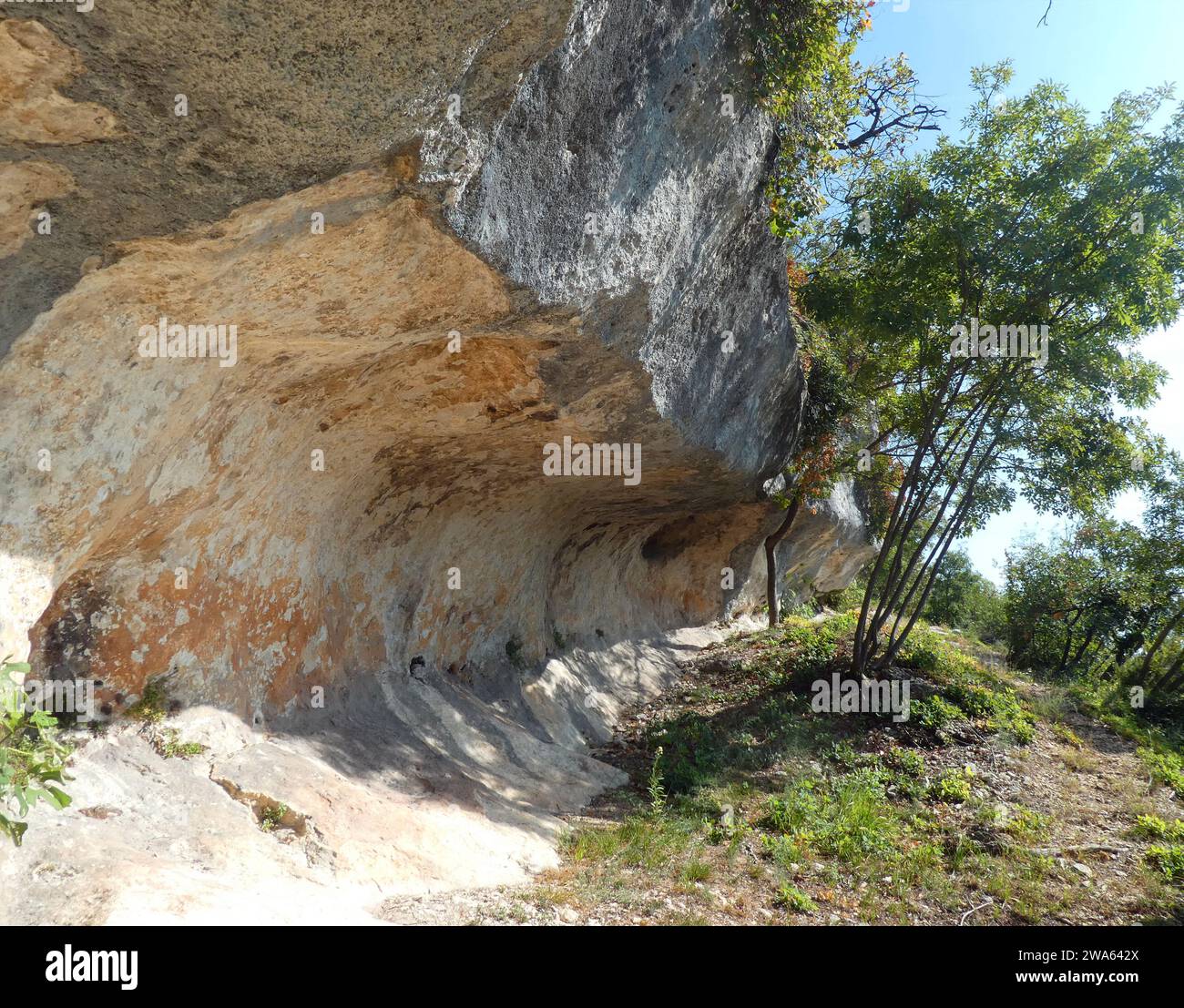 grotte creusée dans la roche utilisée dans la préhistoire par les hommes primitifs comme abri Banque D'Images