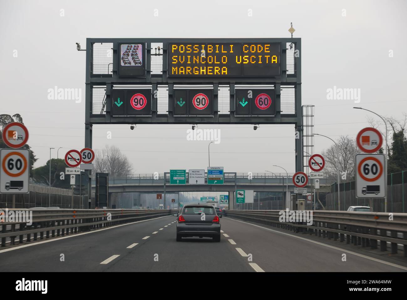 Grand panneau routier en Italie avec le grand texte signifiant files d'attente possibles avec l'intersection de Marghera en raison de la circulation Banque D'Images