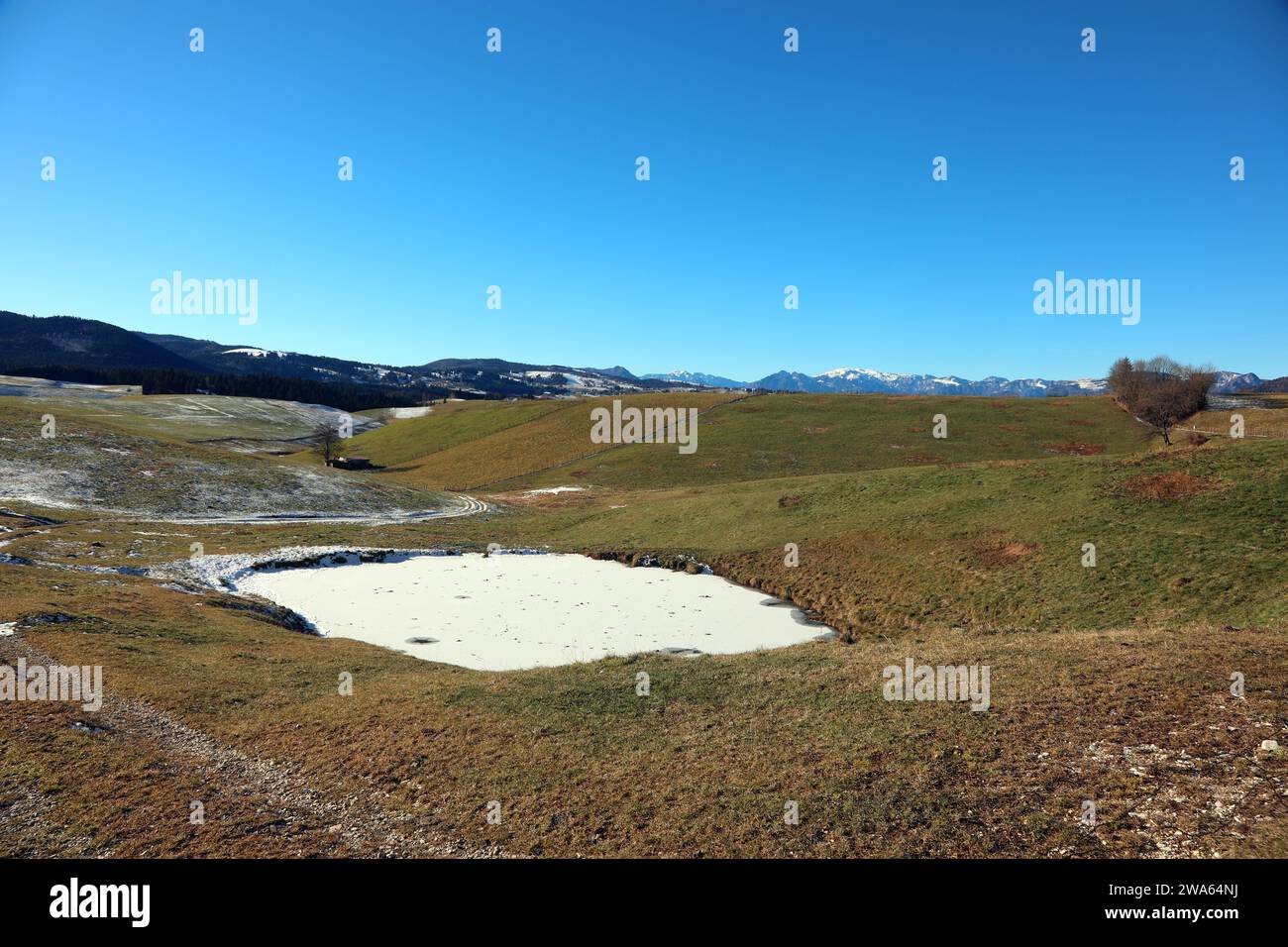 Paysage du plateau montagneux entre la ville de CANOVE et ASIAGO dans le nord de l'Italie en hiver Banque D'Images