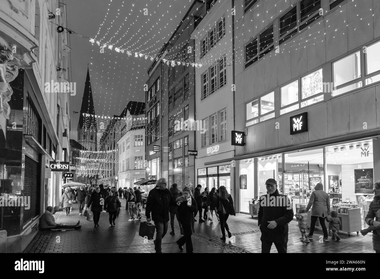 Bonn, Allemagne - 21 décembre 2023 : vue des gens de dernière minute shopping dans le pittoresque centre piétonnier de Bonn Allemagne juste avant Noël Banque D'Images