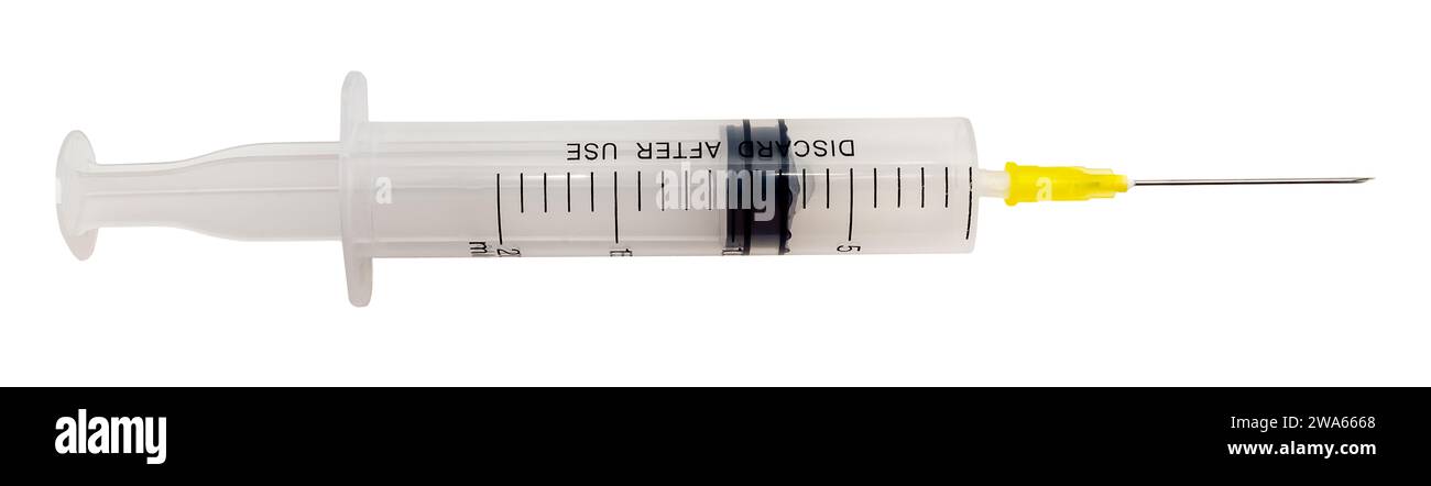 Seringue médicale avec une aiguille sur un fond blanc gros plan. Isoler la seringue Banque D'Images Seringue médicale avec une aiguille sur un fond blanc gros plan. Isoler la seringue Banque D'Images