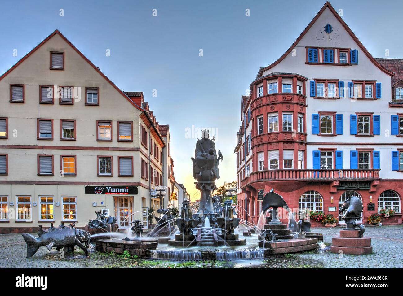 La fontaine de l'Empereur (Kaiserbrunnen) est une fontaine célèbre de Kaiserslantern, en Allemagne, datant de 1987 et conçue par le sculpteur palatin Gernot Ru Banque D'Images