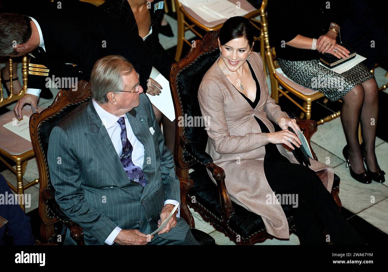 (FILE) le prince Henrik et la princesse héritière Marie assistent au concert du couple royal à l'occasion du 200e anniversaire de la naissance du compositeur Chopin au château de Christiansborg, le mardi 9 novembre 2010. La reine Margrethe de Denmarks a annoncé dans son discours du nouvel an qu'elle abdique le 14 février. Le prince héritier Frederik prendra sa place et deviendra le roi Frederik le 10e du Danemark, tandis que la princesse héritière d'origine australienne Mary sera reine du Danemark. Banque D'Images