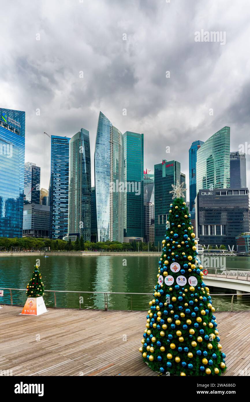 Arbres de Noël dans la Marina Bay et le quartier financier du centre-ville de Singapour Banque D'Images