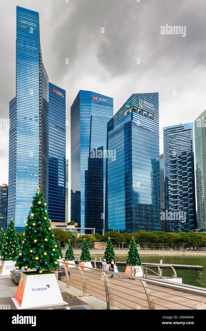 Arbres de Noël dans la Marina Bay et le quartier financier du centre-ville de Singapour Banque D'Images