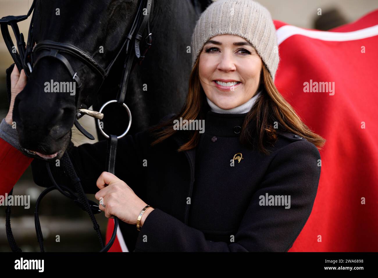 (FILE) la Princesse héritière Mary avec le cheval gagnant Danglo's Top Elan devant le Hermitage Hunting Lodge lors de Hubertusjagt 2021 à Dyrehaven à Klampenborg, le dimanche 7 novembre 2021. La reine Margrethe de Denmarks a annoncé dans son discours du nouvel an qu'elle abdique le 14 février. Le prince héritier Frederik prendra sa place et deviendra le roi Frederik le 10e du Danemark, tandis que la princesse héritière d'origine australienne Mary sera reine du Danemark. Banque D'Images