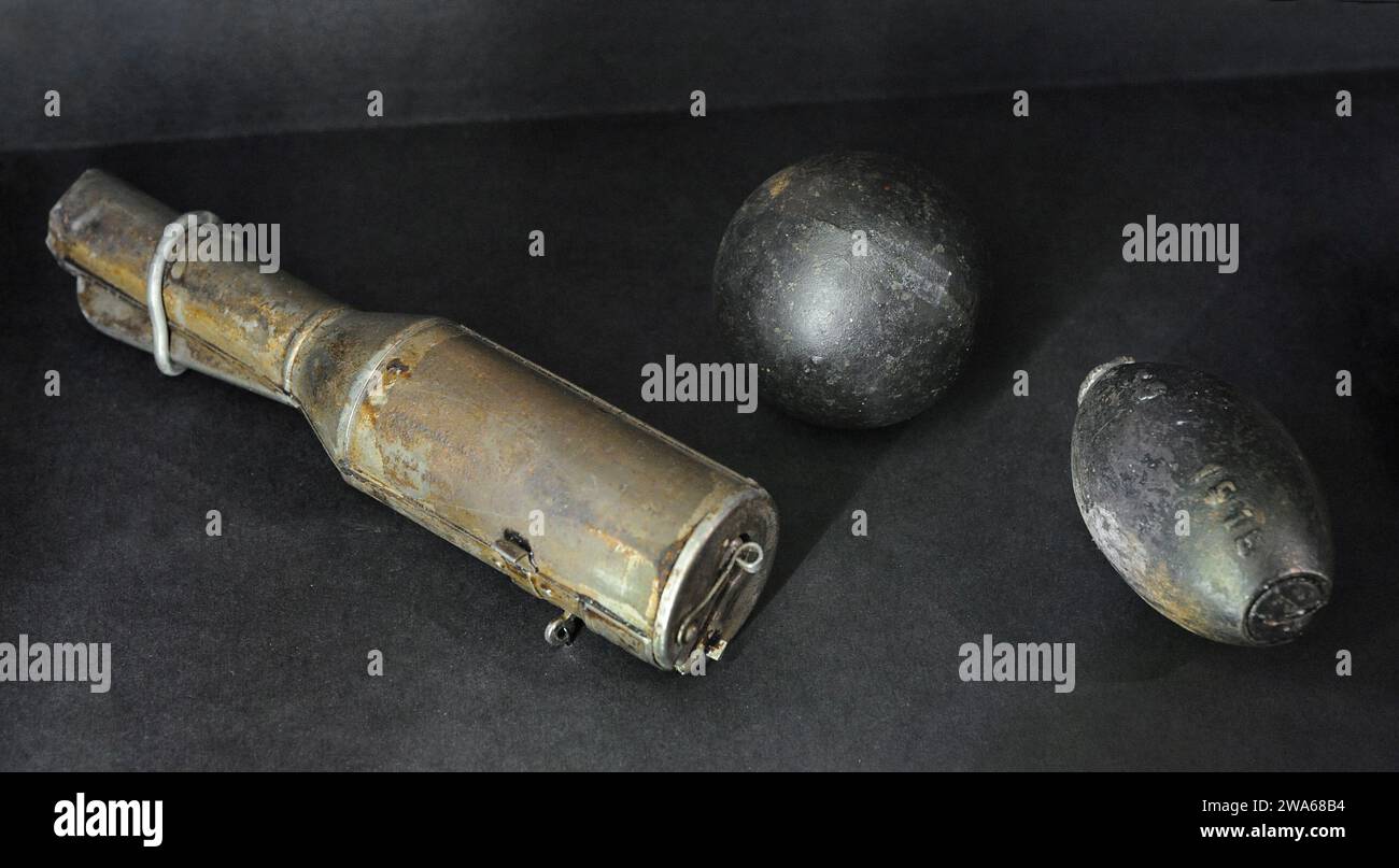 Première Guerre mondiale (1914-1918). De gauche à droite : grenade à main RG-14 (PT-14) (Russie) ; grenade à main Lemon N.15 Mk I ('orange') (Grande-Bretagne et Russie), et grenade à main Lemon N.16 Mk I (Grande-Bretagne). Utilisé pour la formation des tirailleurs lettons. Musée letton de la guerre. Riga. Lettonie. Banque D'Images