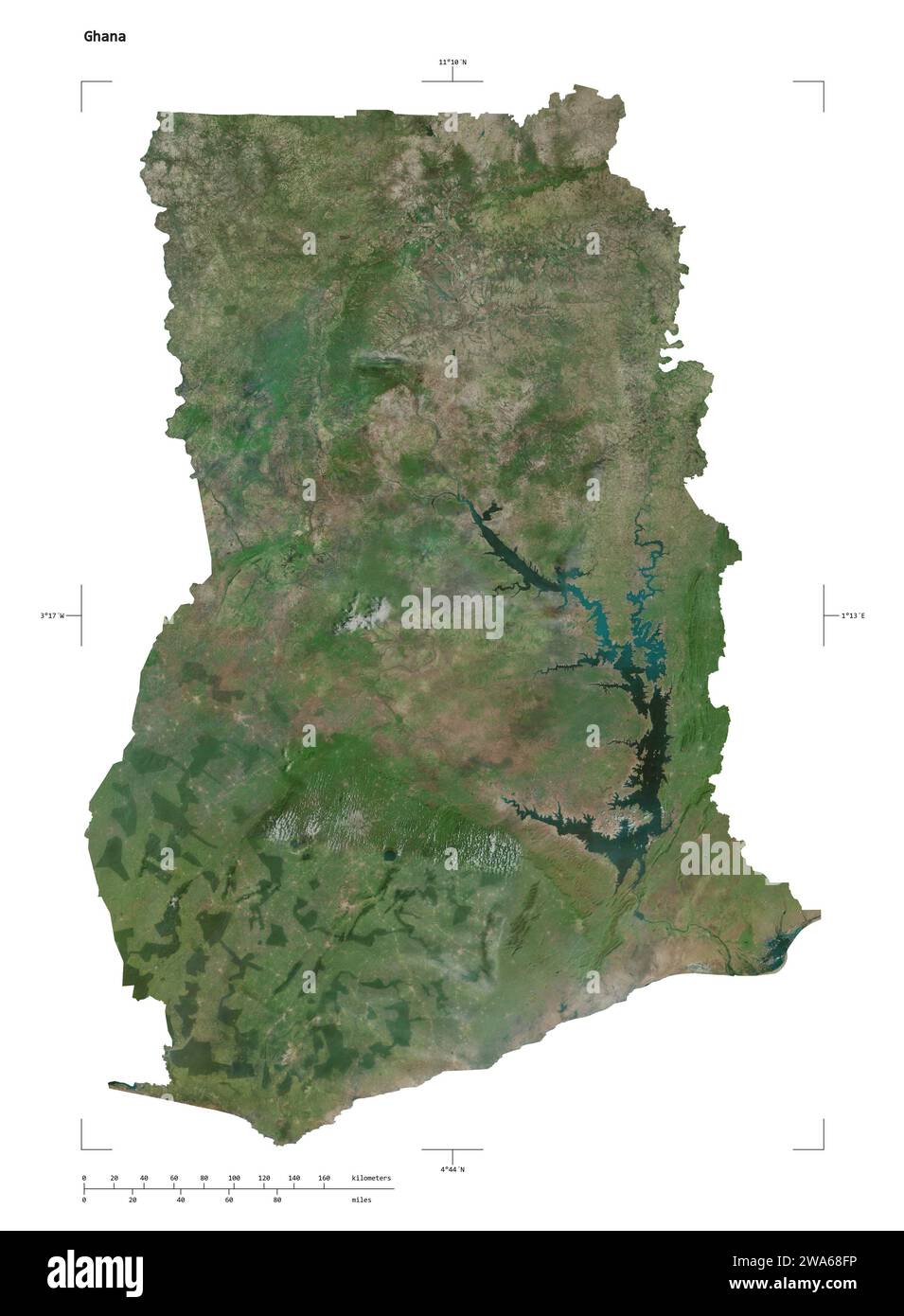 Forme d'une carte satellite à haute résolution du Ghana, avec échelle de distance et coordonnées de la frontière de la carte, isolé sur blanc Banque D'Images