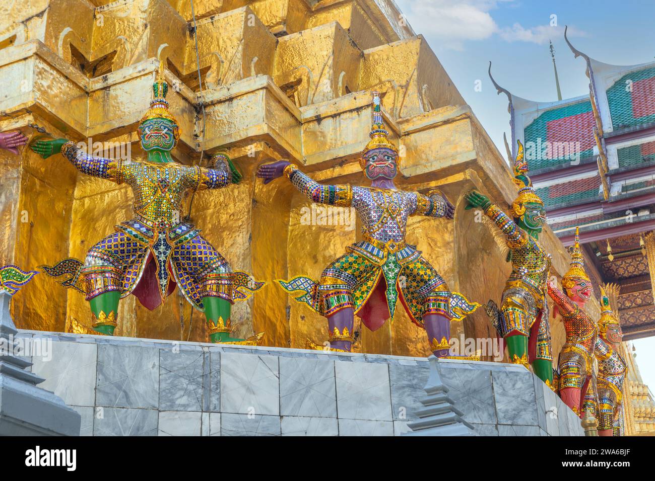 Guerriers démons au Golden Chedi de Wat Phra Kaew à Bangkok, Thaïlande Banque D'Images