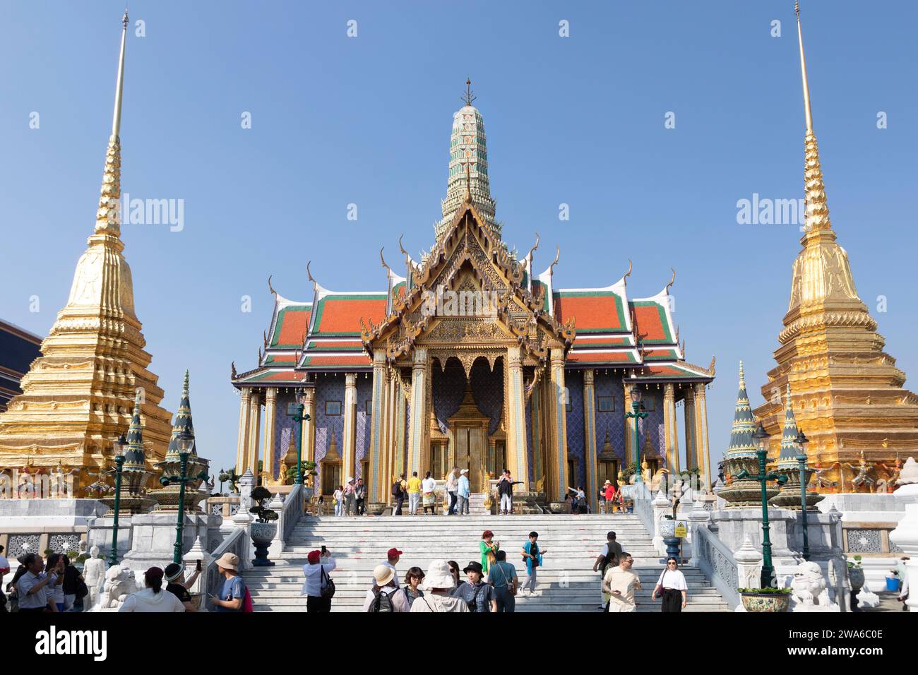 Touristes à Prasat Phra Thep bidon, Bangkok, Thaïlande. Banque D'Images