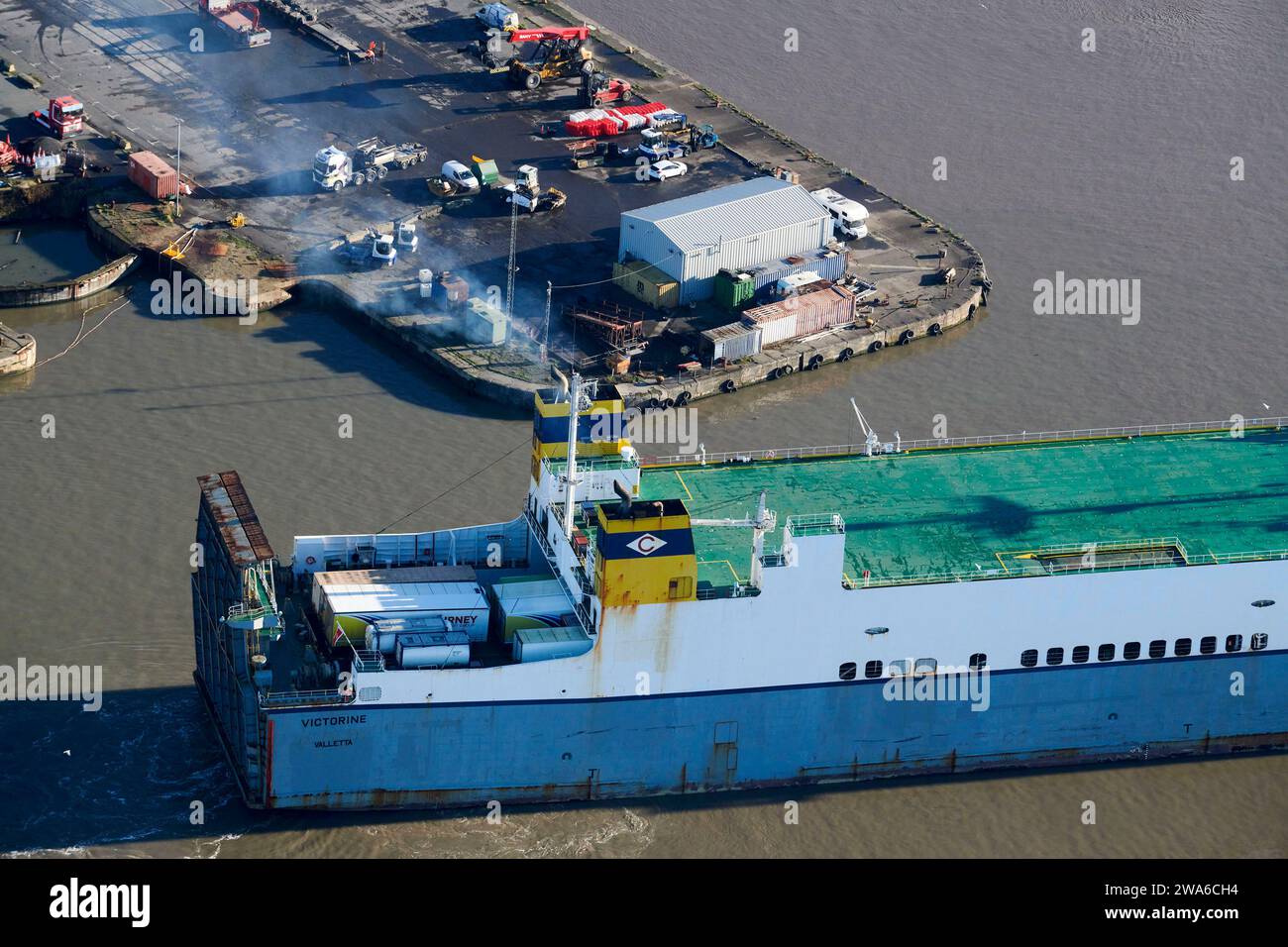 Un porte-conteneurs au départ de Seaforth Docks, Liverpool, River Mersey, Merseyside, nord-ouest de l'Angleterre, UK, fumée polluante de l'entonnoir Banque D'Images
