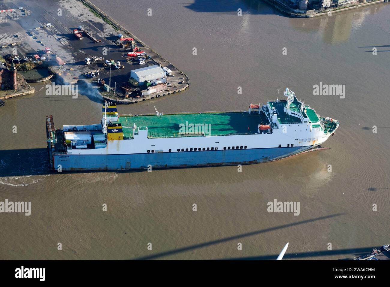 Un porte-conteneurs au départ de Seaforth Docks, Liverpool, River Mersey, Merseyside, nord-ouest de l'Angleterre, UK, fumée polluante de l'entonnoir Banque D'Images