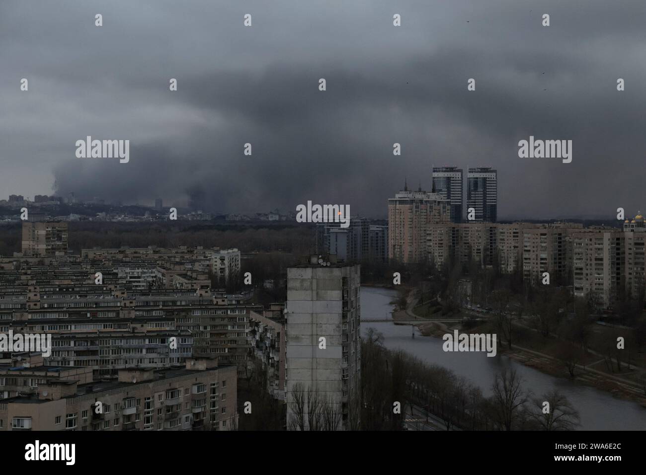 Non exclusive : KYIV, UKRAINE - 02 JANVIER 2024 - des panaches de fumée noire se lèvent sur la capitale ukrainienne lors de l'attaque de missiles russes du matin, Kyiv, c. Banque D'Images