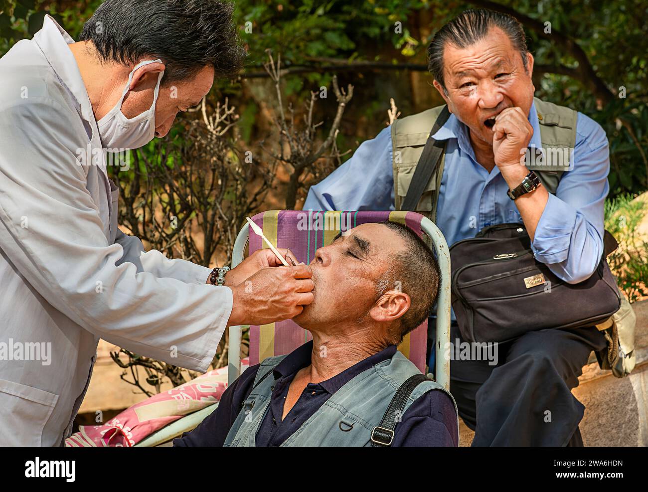 Dentiste sur un marché en Chine Banque D'Images