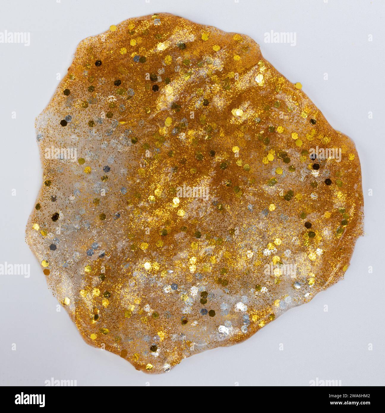 Pièce de couleur or de tranche brillante isolée sur fond blanc de studio Banque D'Images