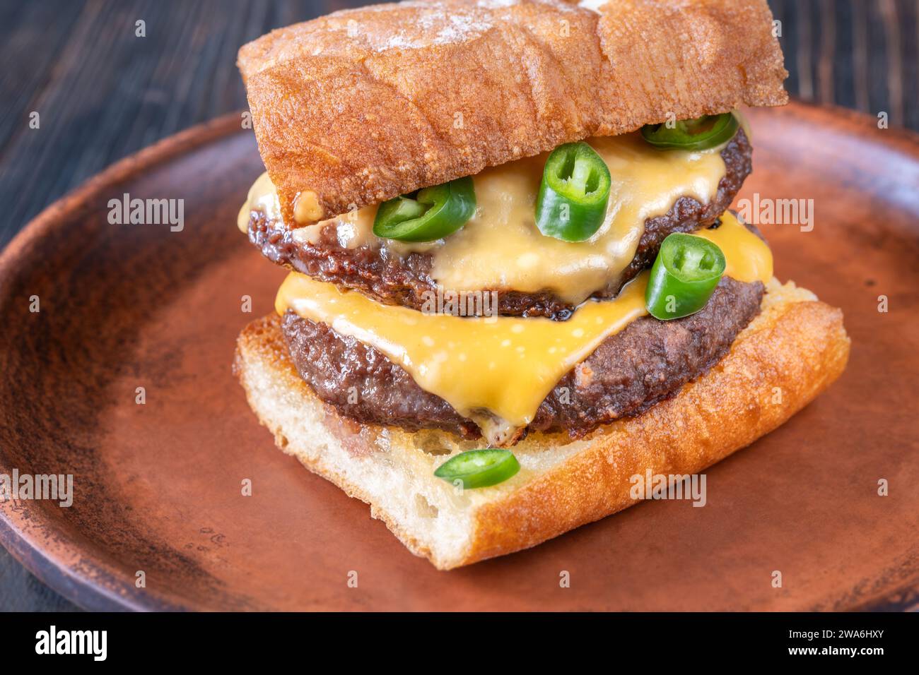 Sandwich avec ciabatta, galettes de bœuf et fromage Banque D'Images