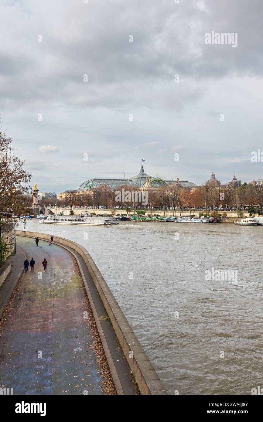 Paris, France, 2023. Vue du trafic sur la Seine depuis le Pont de la Concorde, avec le Grand Palais en arrière-plan (vertical) Banque D'Images
