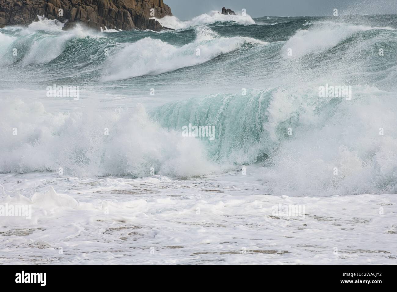 Vents forts et grosses vagues pendant la tempête Gerrit sur la plage de Porthcurno, Cornouailles, Royaume-Uni Banque D'Images