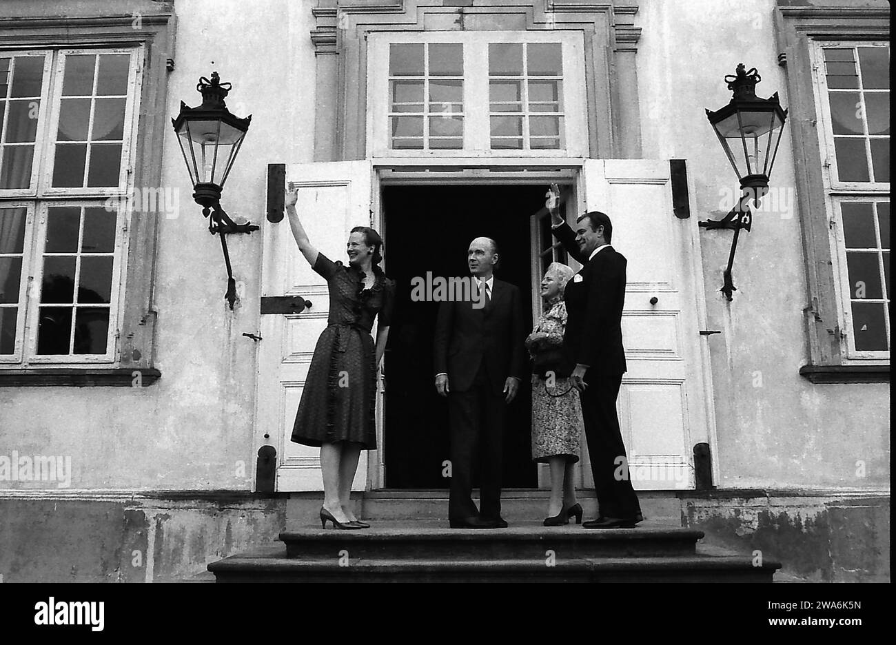 FREDENSBORG/DANEMARK. (Images historiques)M. h.la Reine Margrethe et le mari Prince Henrik à Fredensborg avec des invités étrangers inconnus et une date inconnue (Photo de Francis Joseph Dean/Deanimages) Banque D'Images