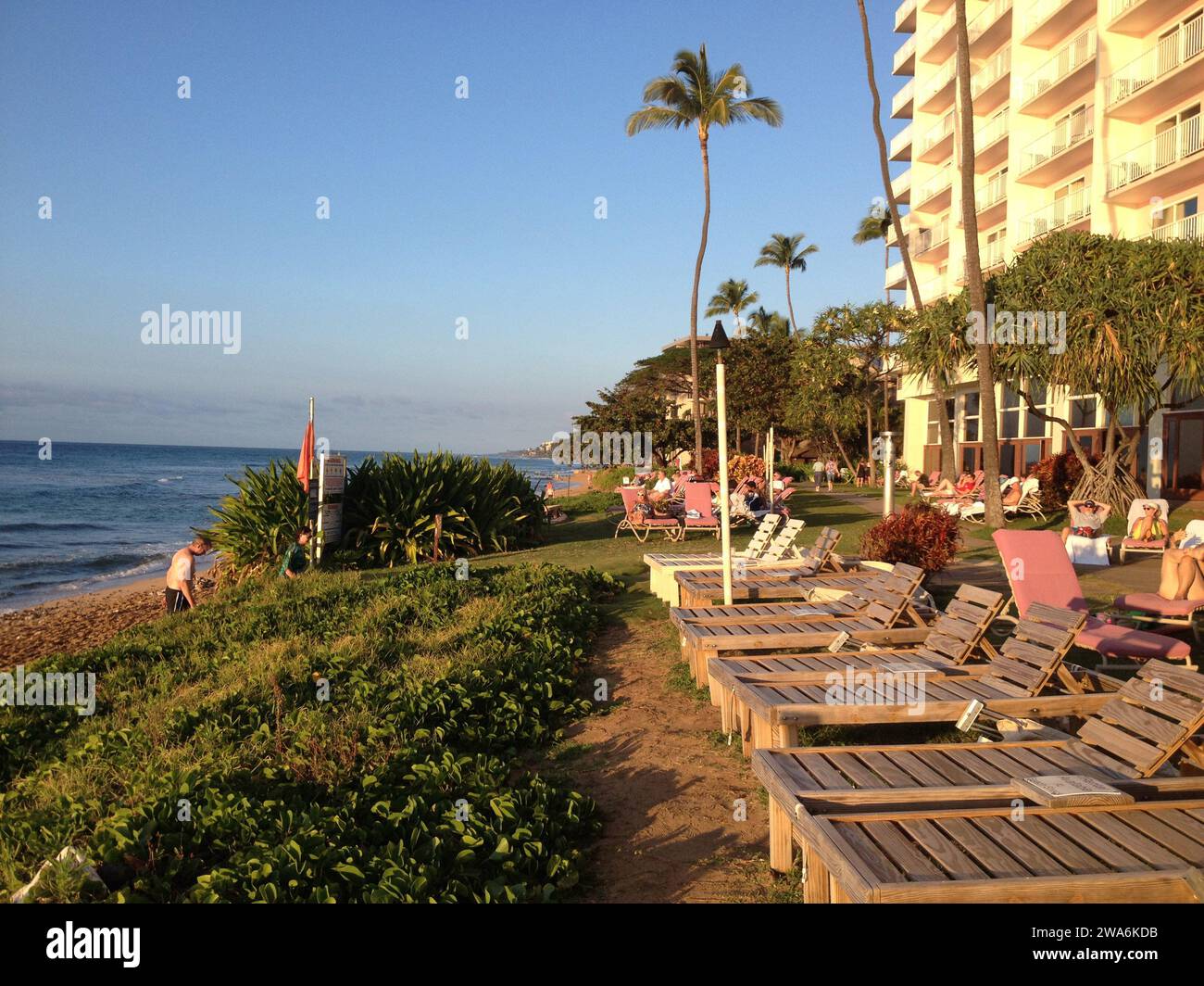 Maui .Hawaii îles, États-Unis  Holiday Maker appréciant regarder le soleil se coucher sur Ka anapali rivage de dimond stations 18 janvier 2015 Photo de Francis Joseph Dean/Deanimages) Banque D'Images