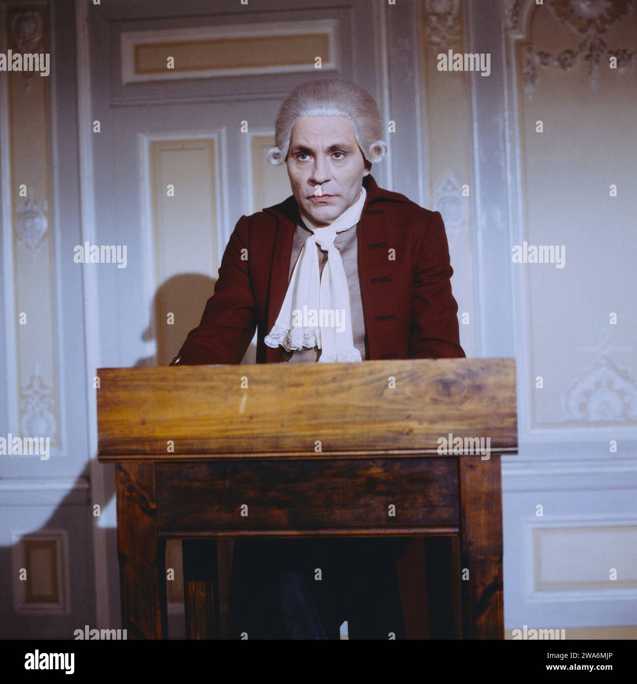 Lichtenberg, Fernsehfilm vom SFB, Deutschland, 1980, Szene : Peter Fitz in der Rolle des Physikers, Naturforscher und Mathematikers Georg Christoph Lichtenberg. Lichtenberg, Téléfilm, Allemagne, 1980, scène : Peter Fitz joue le rôle du physicien, scientifique et mathématicien allemand Georg Christoph Lichtenberg Banque D'Images