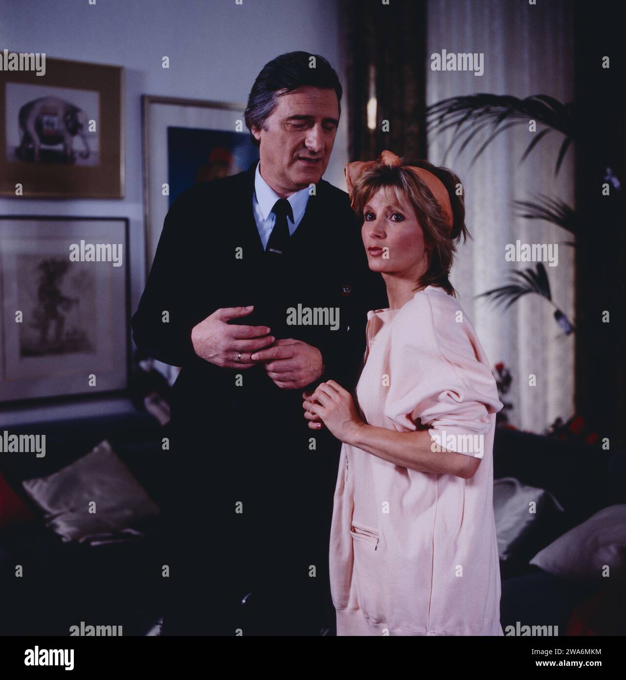 Hexenschuss, Komödie von John Graham, TV-Verfilmung, Deutschland, 1987, Regie : Franz- Josef Gottlieb, Szene : Helmut Fischer und Susanne Uhlen. Hexenschuss, pièce de John Graham, adaptation télévisuelle, Allemagne, 1987, mise en scène Franz-Josef Gottlieb, scène : Helmut Fischer und Susanne Uhlen Banque D'Images