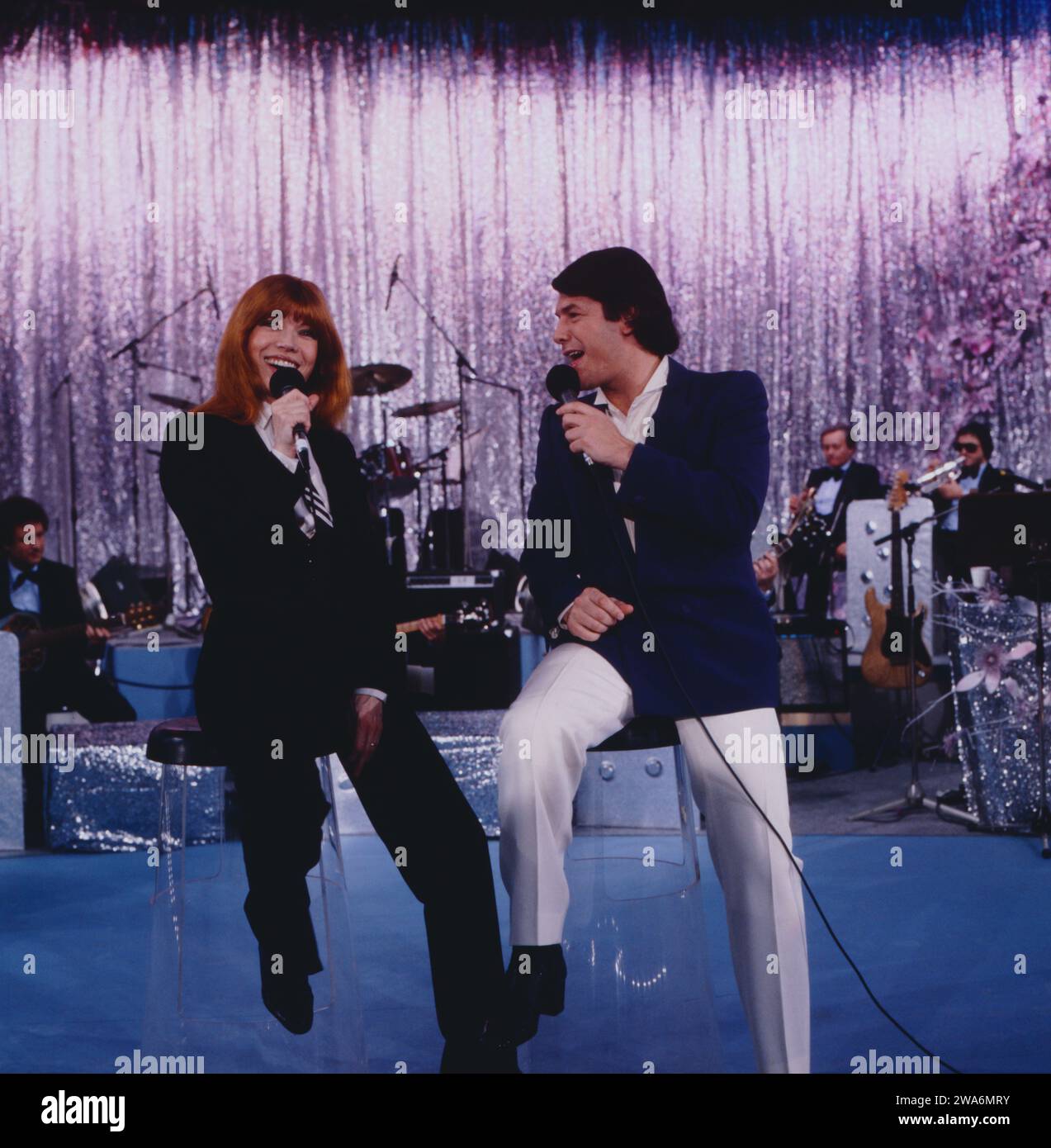 Mein Name ist Katja, ZDF Show, Deutschland, 1982, mit Sängerin Katja Ebstein und Salvatore Adamo, belgischer Chansonsänger. Mein Name ist Katja, émission de télévision, Allemagne, 1982, avec la chanteuse allemande Katja Ebstein et le chanteur belge Salvatore Adamo. Banque D'Images