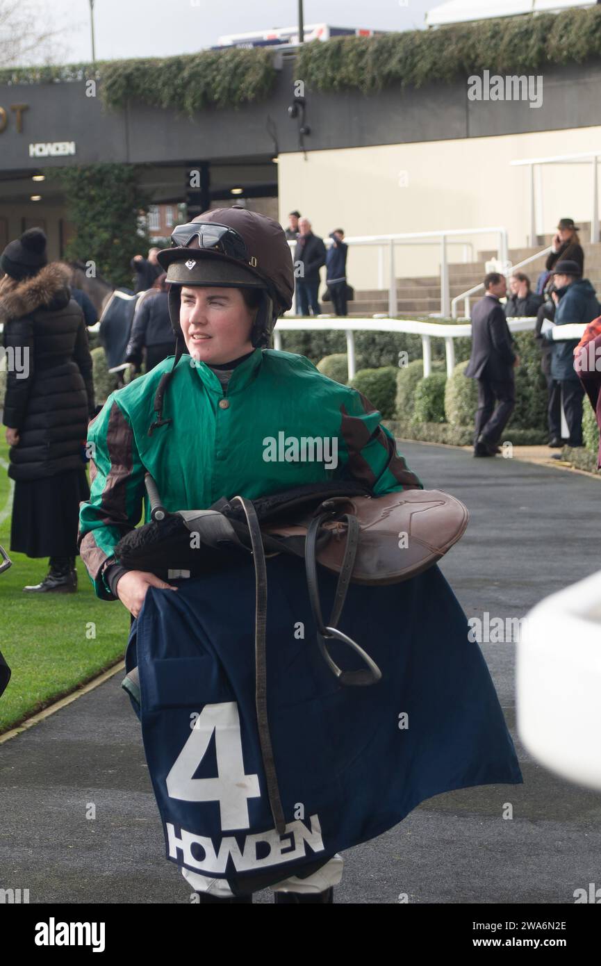 Ascot, Berkshire, Royaume-Uni. 22 décembre 2023. La jockey Tabitha Worsley à l'hippodrome d'Ascot après avoir participé à la Howden Conditional jockeys handicap haies Race lors du Howden Christmas Racing Weekend. Crédit : Maureen McLean/Alamy Banque D'Images