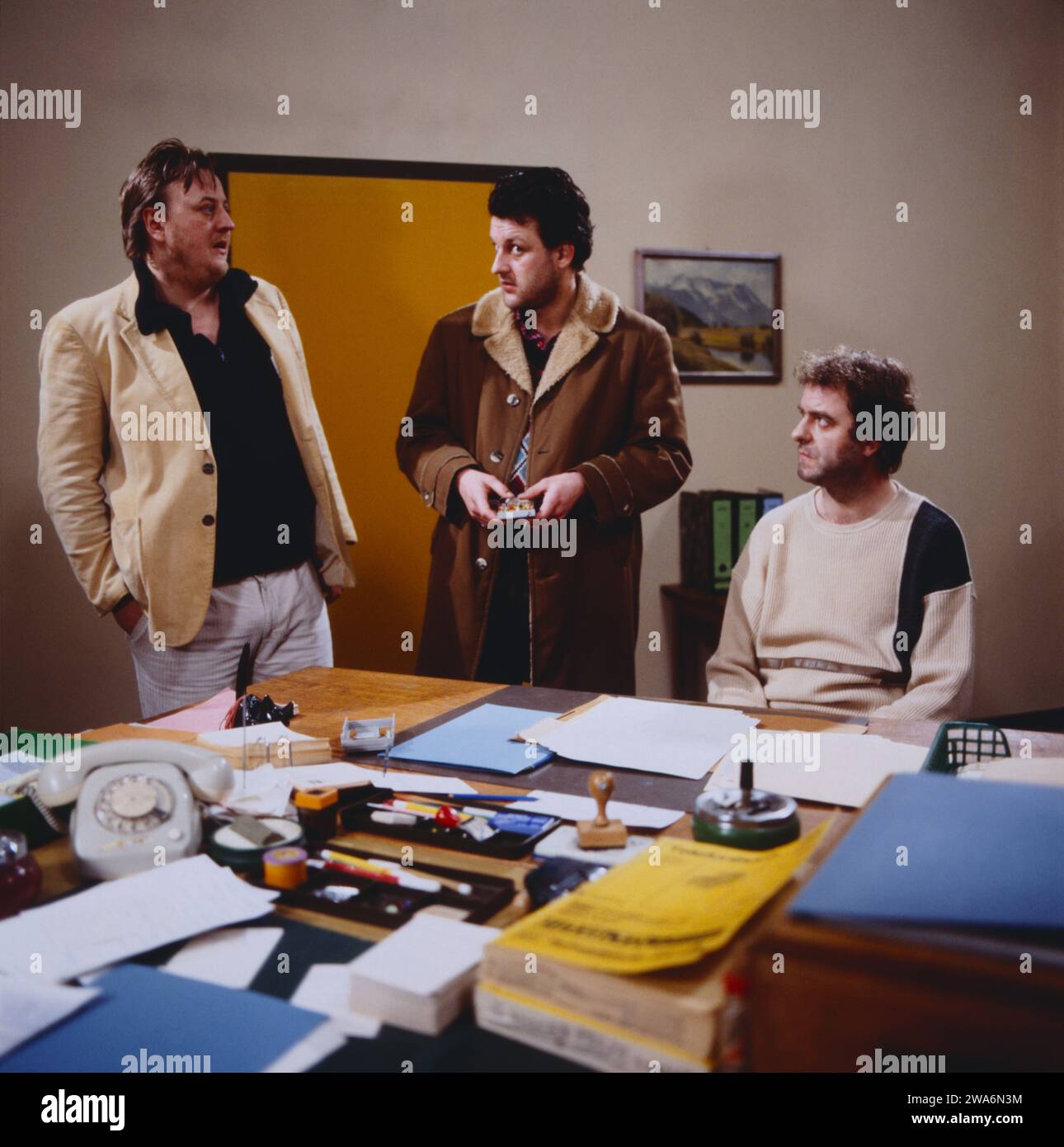 Münchner Freiheit, ZDF Fernsehserie, Deutschland, 1985, Regie : Jörg Grünler, Folge 4 : Bombenstimmung, Szene : Dieter Pfaff, Leonard Lansink, Reiner Scheibe. Münchner Freiheit, série télévisée, Allemagne, 1985, réalisé par Jörg Grünler, épisode 4 : Bombenstimmung, scène : Dieter Pfaff, Leonard Lansink, Reiner Scheibe Banque D'Images