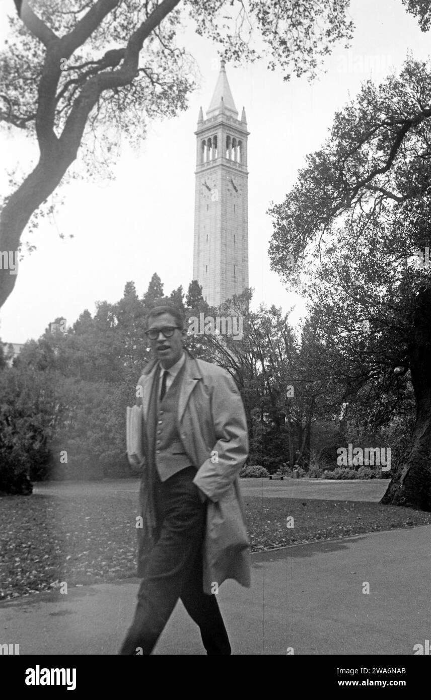 Ein Deutscher Student auf dem Campus der Universotät von Kalifornien in Berkeley, Sather Tower im hintergrund, 1962. Un étudiant allemand sur le campus de l'Université de Californie à Berkeley, Sather Tower en arrière-plan, 1962. Banque D'Images