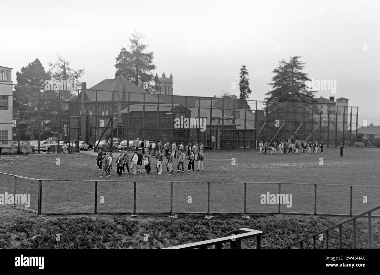 Männliche studierende BEI vormilitärischer Ausbildung, die Army übernimmt die Studiengebühren für spätere Offiziere, Berkeley 1962. Étudiants masculins en formation pré-militaire, l'armée paie les frais de scolarité pour les futurs officiers, Berkeley 1962. Banque D'Images