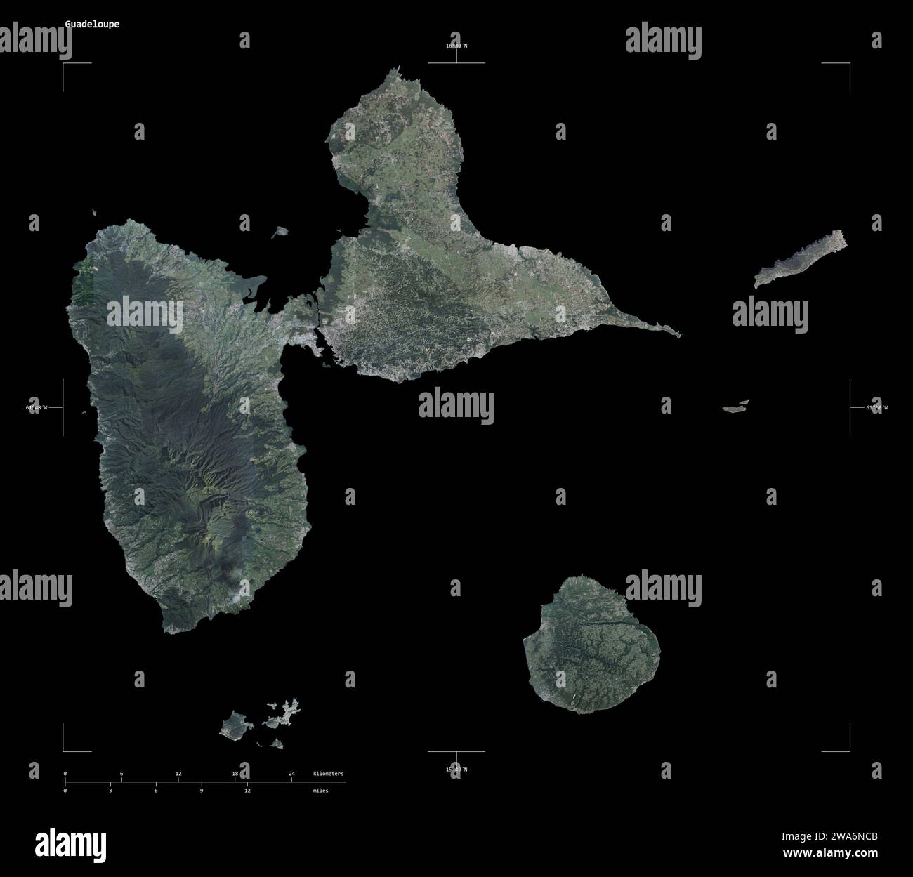 Forme d'une carte satellite à haute résolution de la Guadeloupe, avec échelle de distance et coordonnées de la frontière de la carte, isolée sur noir Banque D'Images