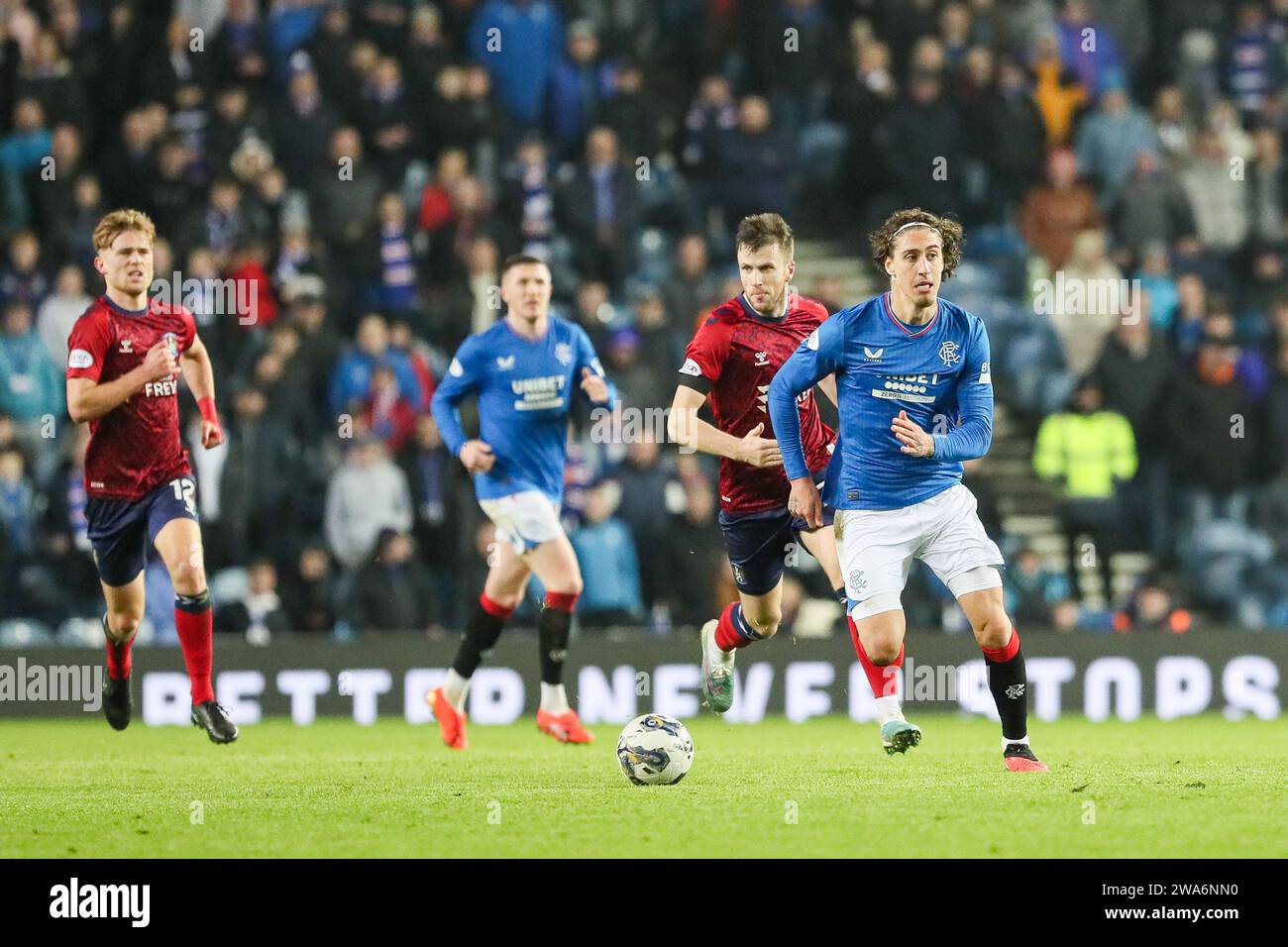 Glasgow, Écosse, Royaume-Uni. 02 Jan 24. Glasgow, Royaume-Uni. Lors du premier match de la nouvelle année, les Rangers affrontent Kilmarnock à l'Ibrox Stadium de Glasgow, en Écosse, au Royaume-Uni, en Scottish Premiership. La date est significative car c'est le 53e anniversaire de la «catastrophe d'Ibrox» où 66 personnes ont perdu la vie et plus de 200 ont été blessées dans ce qui était la pire catastrophe de football en Grande-Bretagne à l'époque. Les équipes et les supporters ont rendu hommage à la catastrophe. Crédit : Findlay/Alamy Live News Banque D'Images