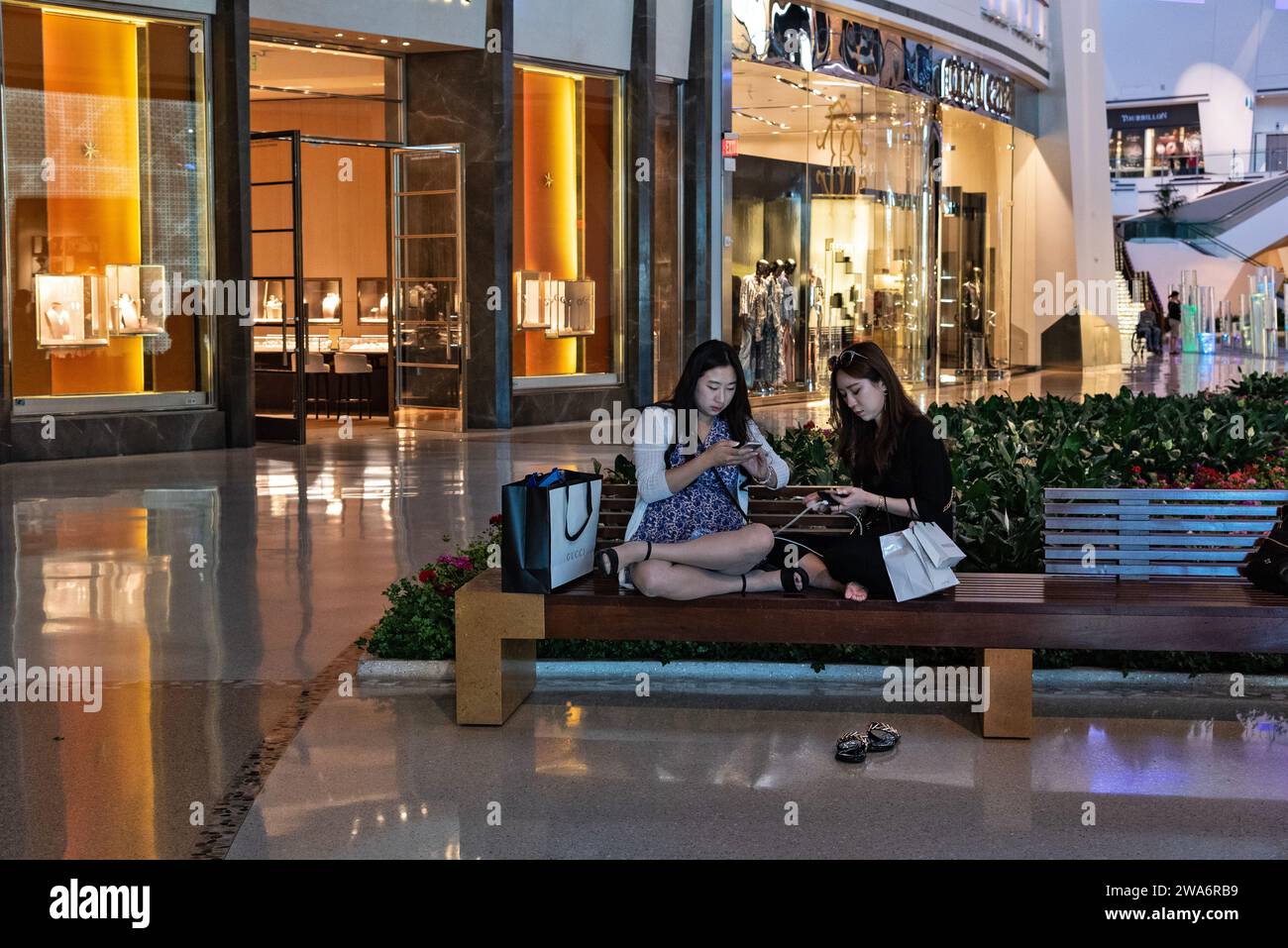 Deux filles se reposant sur un banc dans le hall d'un hôtel. Las Vegas, capitale mondiale du divertissement, Nevada, États-Unis Banque D'Images
