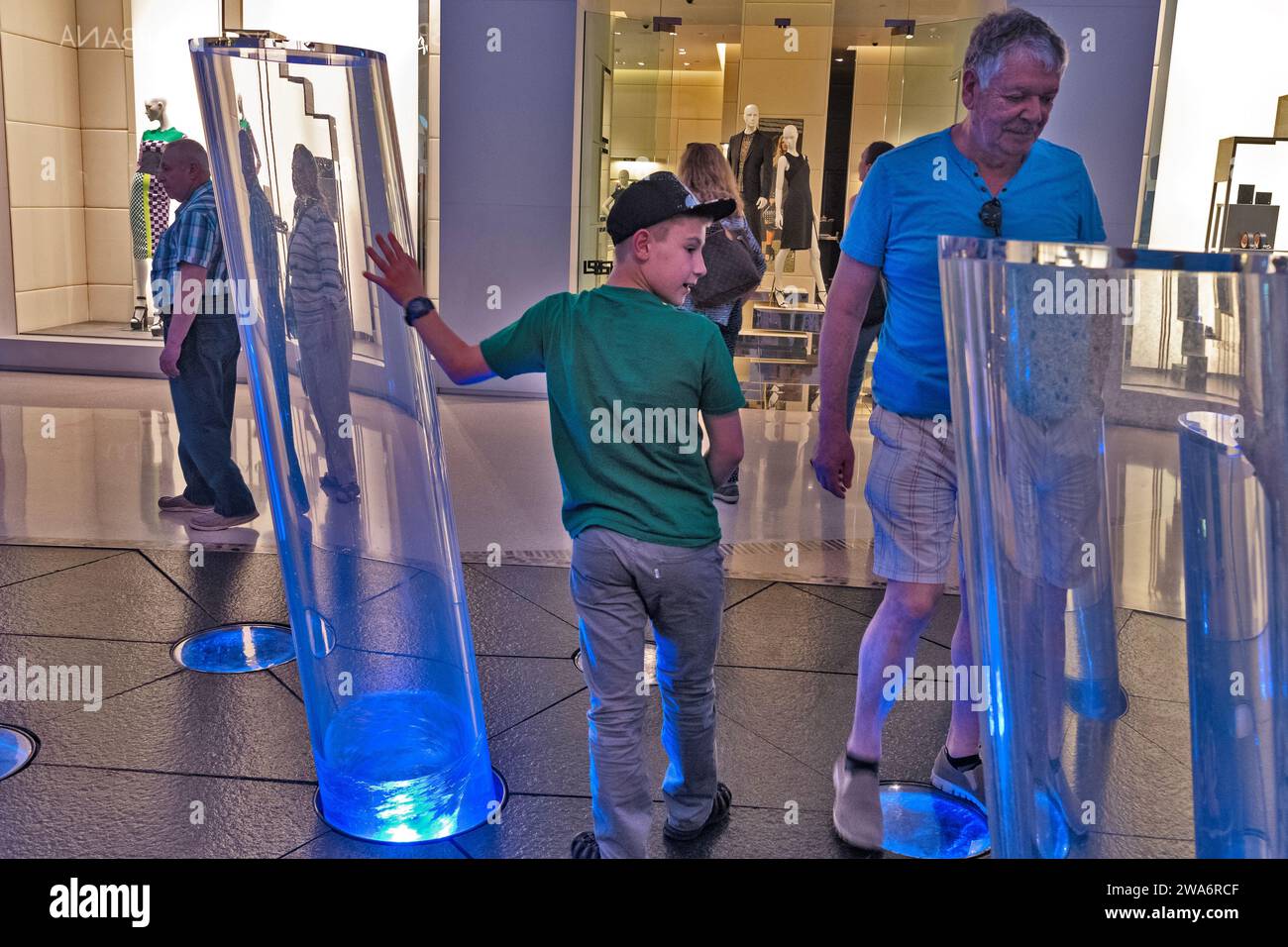 Père et fils dans exposition dans le hall de l'hôtel. Las Vegas, capitale mondiale du divertissement, Nevada, États-Unis Banque D'Images
