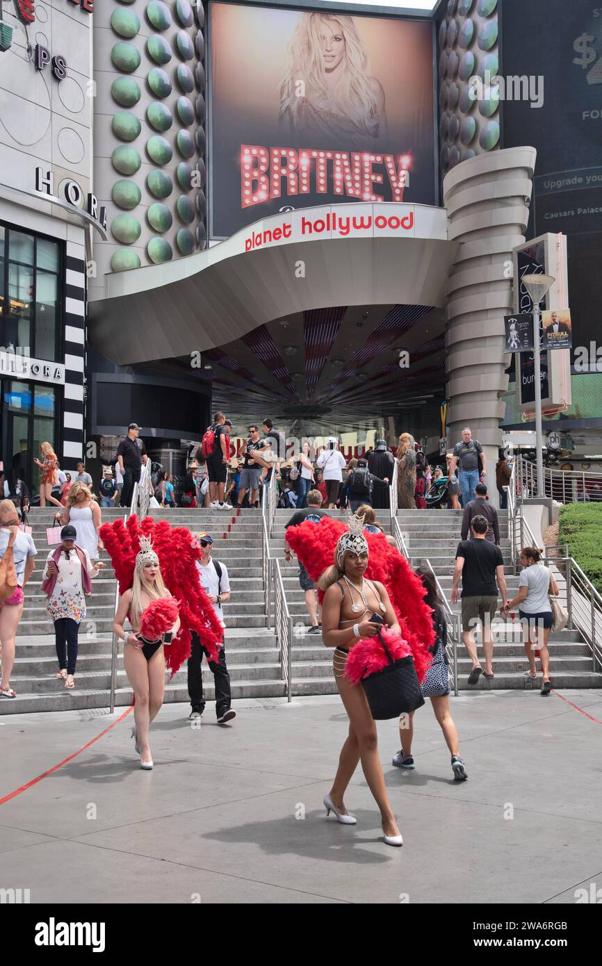 Les filles modèles en bikinis annoncent Britney Spears concert à l'hôtel .Las Vegas, la capitale mondiale du divertissement, Nevada, États-Unis Banque D'Images