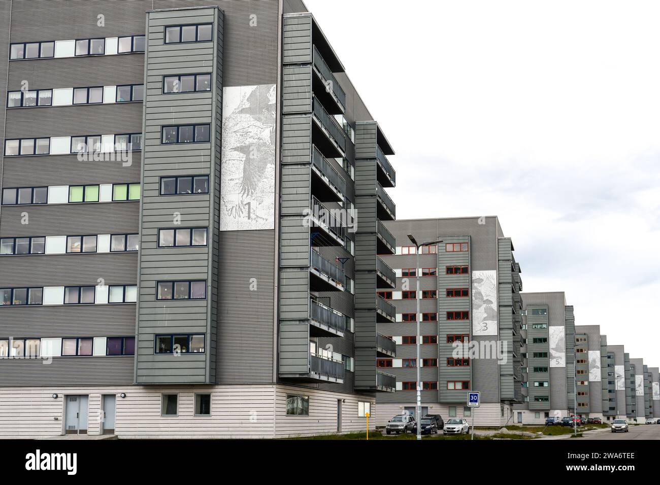 Nuuk, Groenland - 21 août 2023 : les mosaïques de corbeau de l'artiste Rikke Diemer ornent ces appartements sur Taupannguit. Banque D'Images